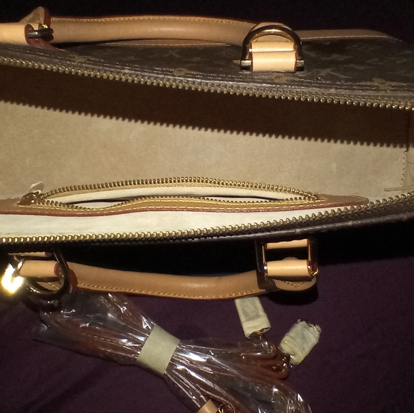 LV Purse - Picture 2 of 3